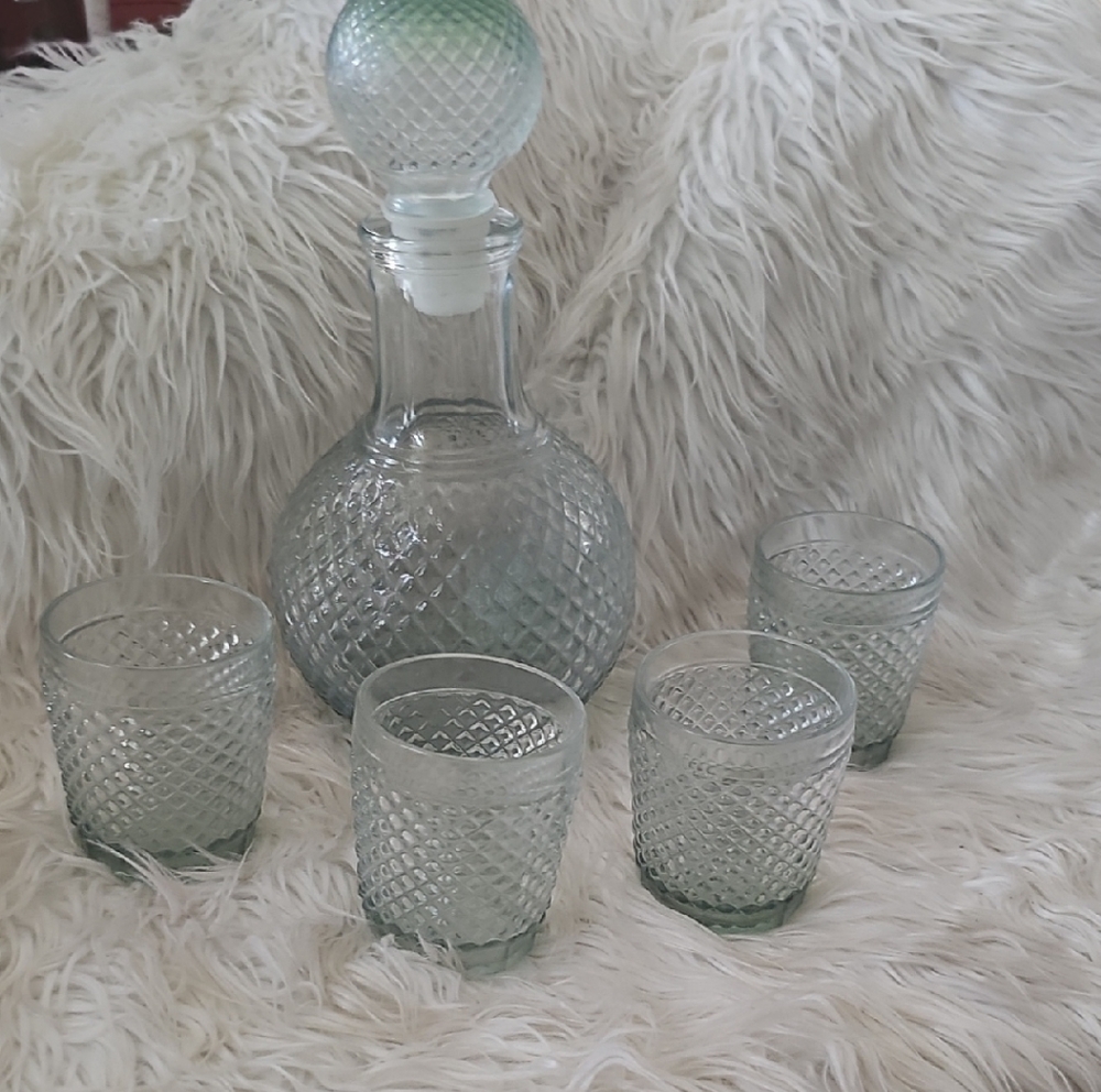 Elegant Glass Decanter Set with Four Glasses